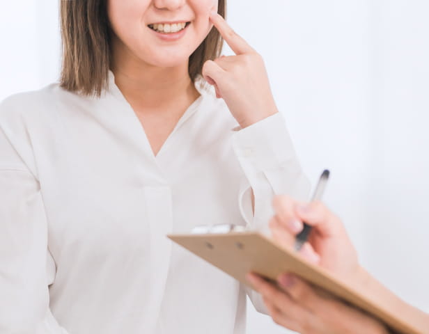 最適なプランを提案するスタッフ