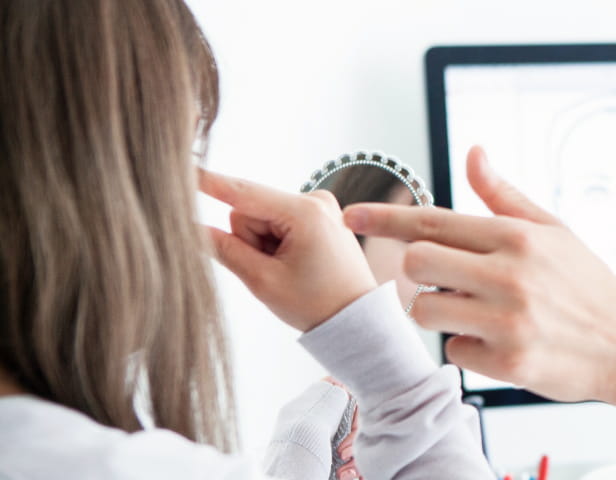 施術後の状態を確認する患者様